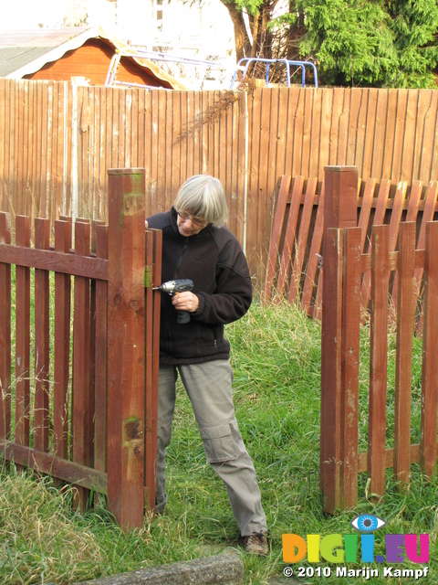 SX17020 Machteld removing fences in garden